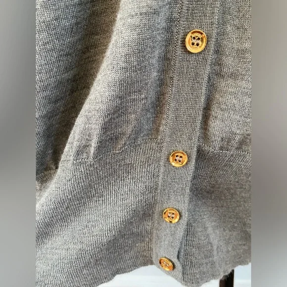 Gucci cashmere, silk and wool cardigan with gold designer buttons and gold logo. - Picture 7 of 16